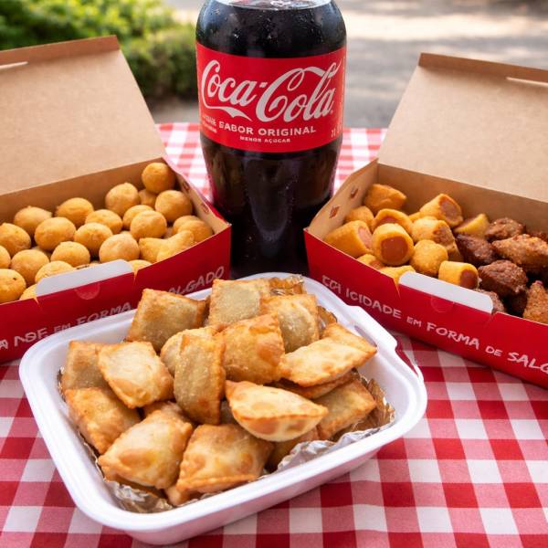 Combo de salgados fritos e assados da Kitutes Cris Primavera