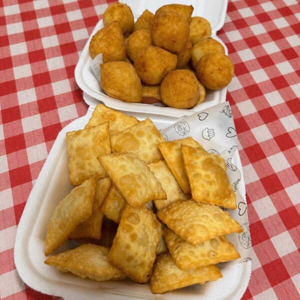 Bolinha de queijo e pastel fritos, salgados clássicos da Kitutes Cris Primavera