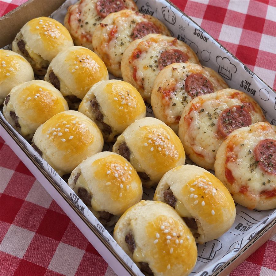 Mini pizzas de calabresa e hambúrguinhos